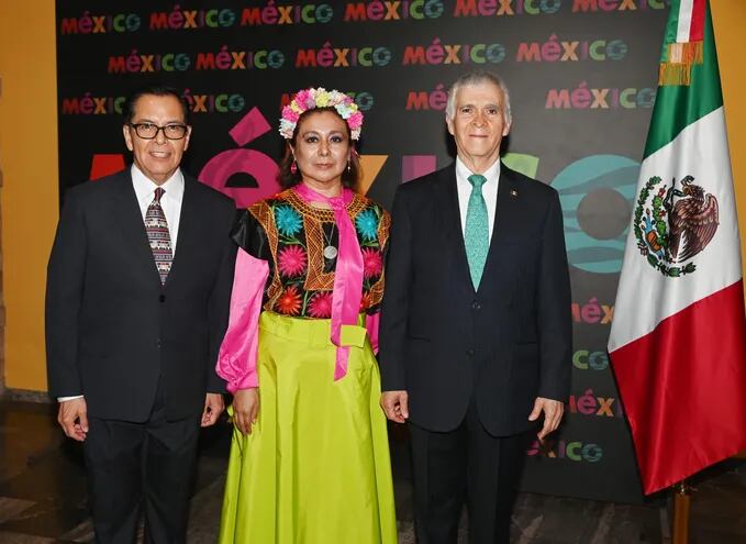 Carlos Villeda, Jacqueline Morán y Juan Manuel Nungaray Valadez, embajador de México en Paraguay.