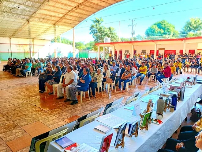 Importante cantidad de asistentes en el Festival del Libro Caazapeño y la Lectura que se realizó en el tinglado municipal de San Juan Nepomuceno.