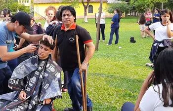 Elvio Dávalos, un peluquero con discapacidad física que triunfa en la vida.