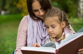 madre leyendo libro con su hija