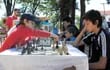 los-ninos-y-adolescentes-practican-el-ajedrez-en-la-plaza-central-de-hernandarias--185439000000-400390.jpg