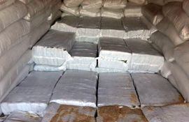 Parte del cargamento de arroz que fue contaminado con los panes de la droga confiscada.
