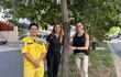 ¡Celebrando la vida! Valeria Friedmann junto a Diego Arrúa y Ceci Ortiz posaron con el árbol que hace un año salvó la vida a la influencer.