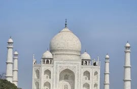 Taj Mahal íntegramente de mármol blanco, construido como un homenaje al amor.