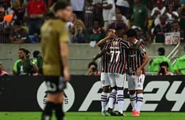 Los jugadores de Fluminense celebran un gol en el partido ante Colo Colo por la fase de grupos de la Copa Libertadore 2024 en el estadio Maracaná, en Río de Janeiro, Brasil.