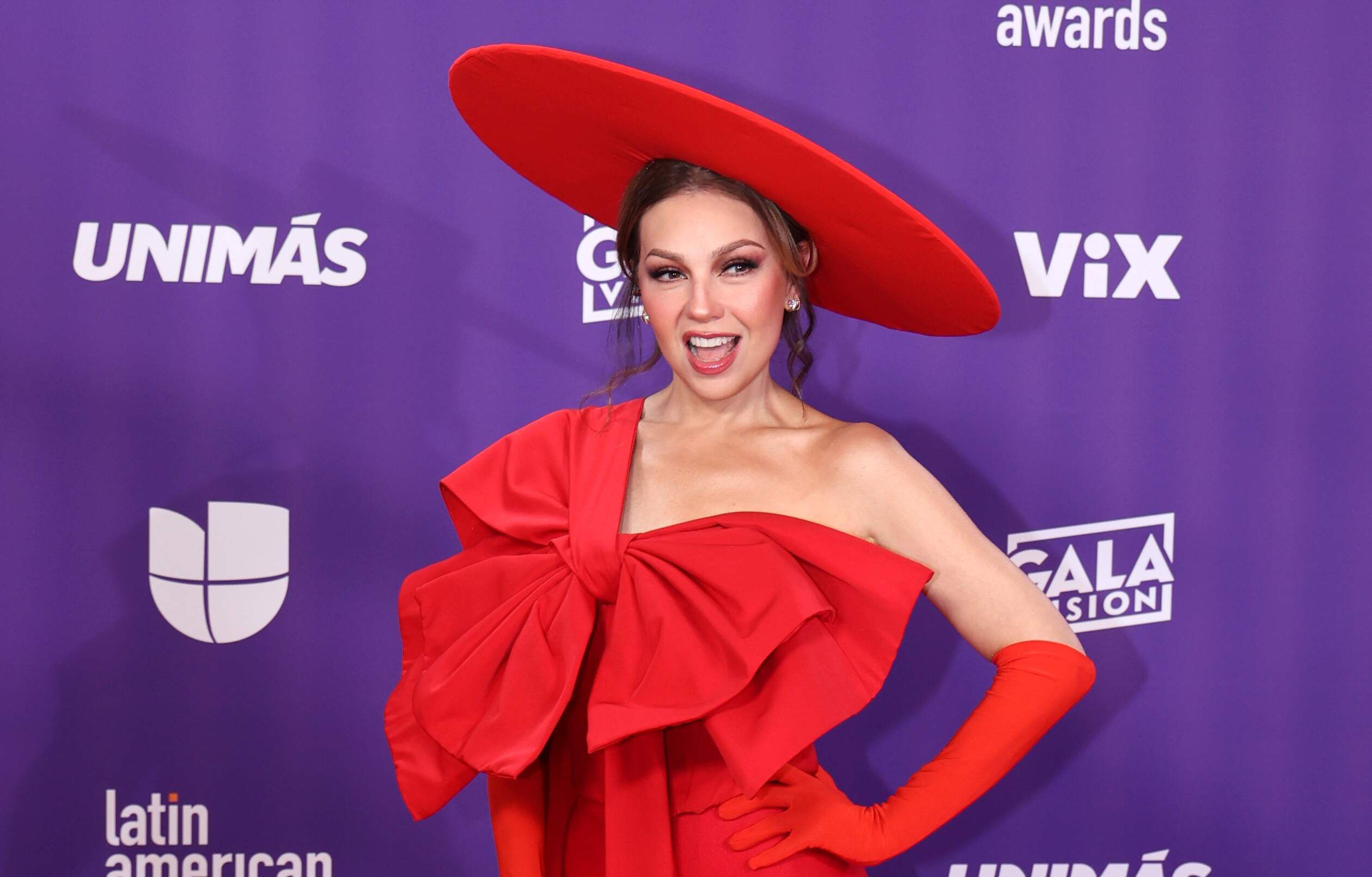 ¡Lady in red! La cantante mexicana Thalía posa espléndida en la alfombra roja de la novena edición de los premios Latin American Music Awards en el MGM Grand Garden Arena en Las Vegas, Nevada. (EFE/Ronda Churchill)
