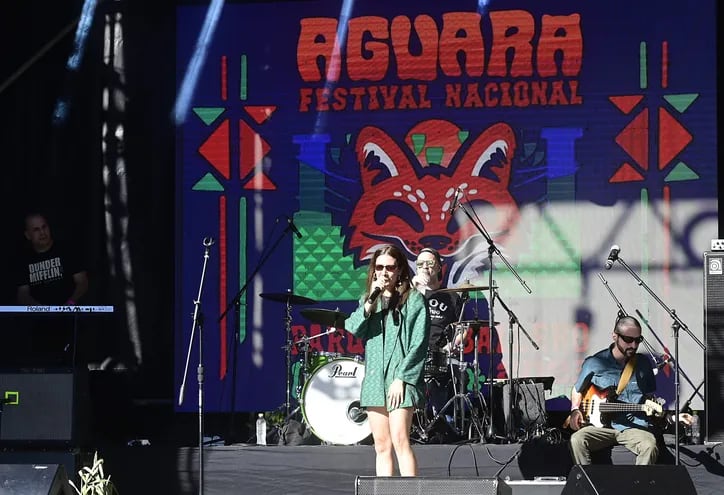 La agrupación Aviadores del Chako fue una de las primeras en subir a uno de los dos escenarios del festival Aguará.