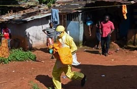 un-trabajador-de-salud-en-sierra-leona-prohiben-festejos-navidenos-por-la-espiral-de-infecciones-del-ebola-afp-201130000000-1269971.jpg