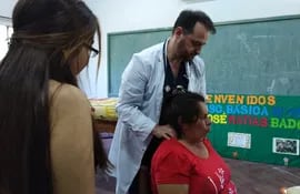 Médicos al momento de asistir a los pobladores de Guazú Cuá.