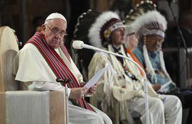 El papa Francisco dirige una misa junto a indígenas de Canadá.  (EFE)
