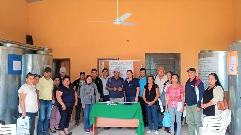 En el centro de izquierda a derecha Cesarino Sosa, esposo de la Jefa de Alat de Acahay, Blanca Giménez quien se encuentra a su derecha con los productores.