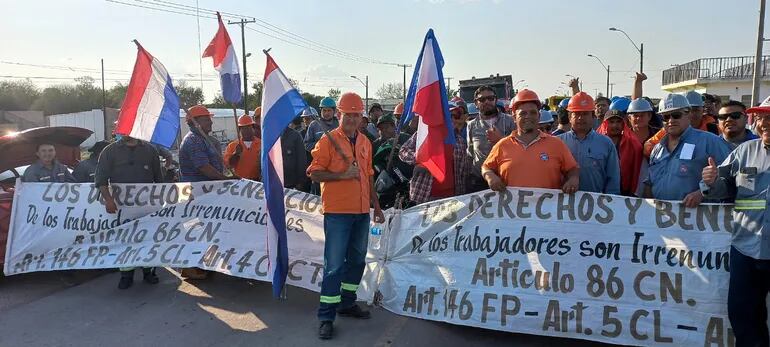 Obreros de la INC de Vallemí siguen movilizados.