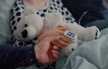 Una niña intoxicada con una nube de cloro se recupera en el hospital.