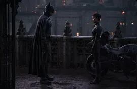 Robert Pattinson, en el traje de Batman, junto a Zoë Kravitz en una escena de la película.