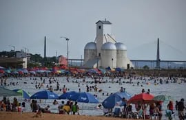 La playa San José, en Encarnación, Itapúa, es un imán para el turismo interno. La ciudad ofrece opciones de alojamiento de bajo costo, para aquellos con presupuesto ajustado.