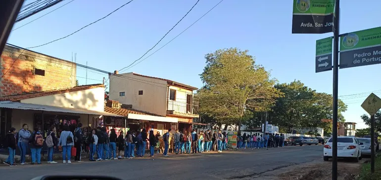 Larga fila durante el ingreso de alumnos del Colegio Nacional San José de Limpio, tras la implementación del uso de una máquina detectora de metales.