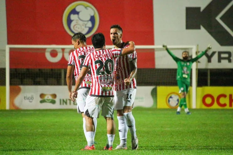El grito de gol del mediapunta Juan  Heinze, en la segunda anotación del “Rayadito”. Héctor Bustamante y Ariel Benítez acompañan el festejo. (Foto: APF)