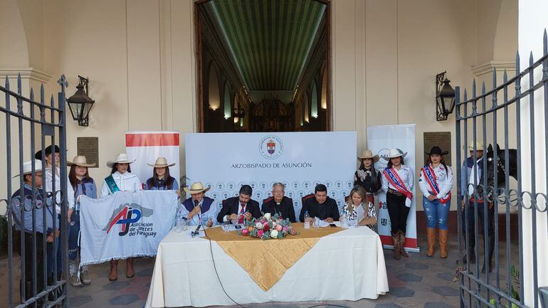 El intendente Nenecho Rodríguez (segundo desde la izquierda en la mesa) junto a Mons. Adalberto Martínez (c) dieron a conocer los preparativos para la fiesta patronal de Asunción.