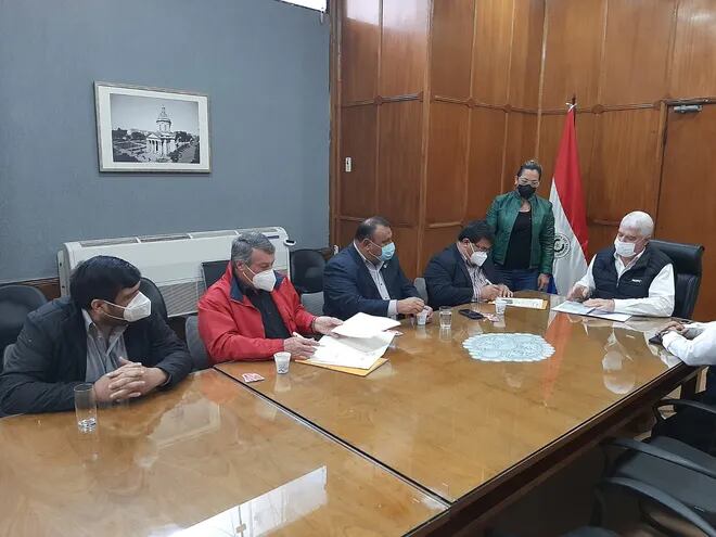 Firma de convenio para reparar caminos de tierras en Alto Paraguay entre autoridades del MOPC, la Gobernación y la Asociación de Caminos.