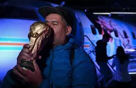 Hinchas argentinos graban desde el sábado mensajes en audio y video en tributo a Diego Maradona que serán enviados por satélite al espacio en el ‘Barrilete Cósmico’, como lo había bautizado al ídolo futbolero el periodista uruguayo Víctor Hugo Morales.