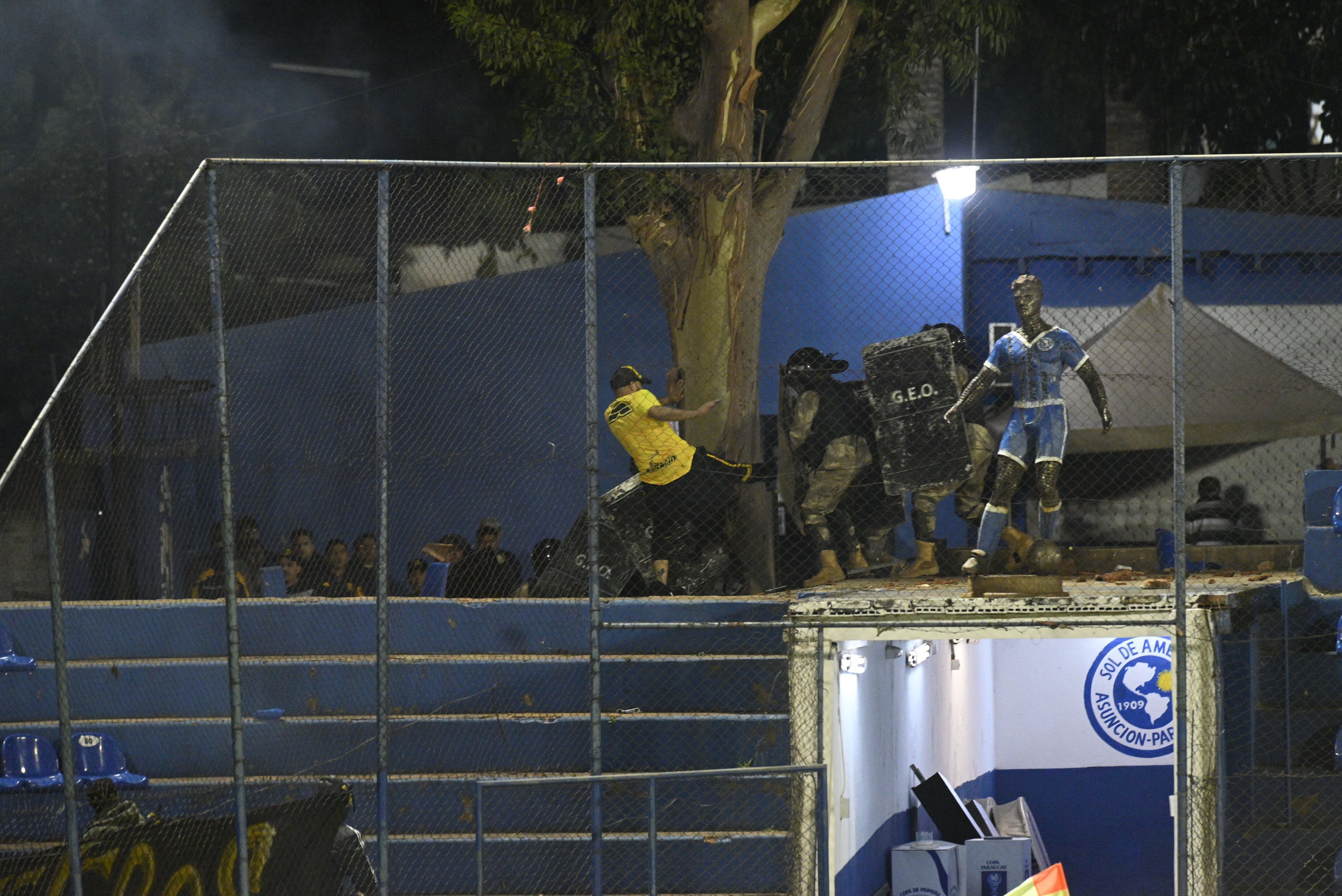 La pelea entre los barras de Guaraní y Libertad, en el Luis Salinas de Itauguá, por los cuartos de final de la Copa Paraguay.