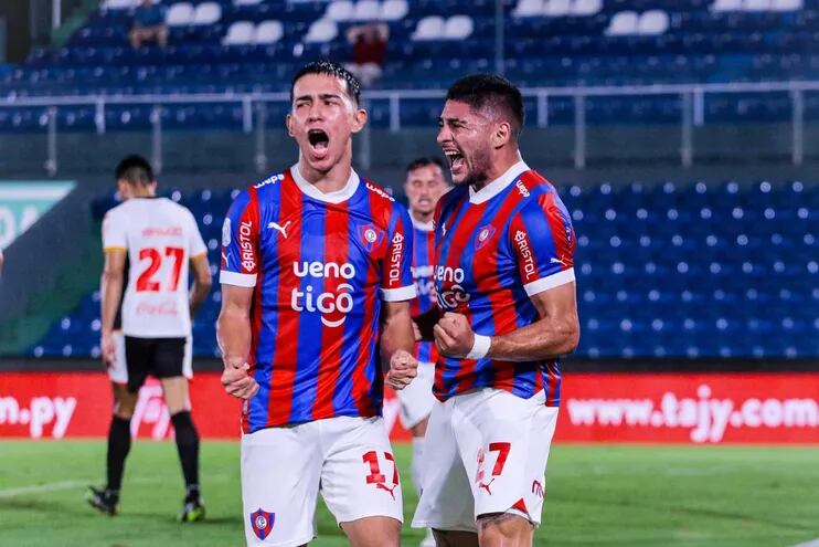 Fue el cuarto gol, el primero desde su llegada a Cerro Porteño, Luis Riveros lo festejó con todo junto a Gabriel Aguayo (17).