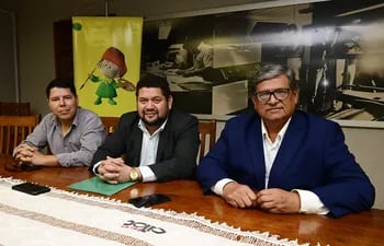 Arnaldo Cardozo (i), Óscar Spelt y  Bernabé Peralta de la CJPPM en la redacción de ABC.
