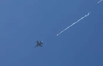 Un avión israelí de combate sobre la Franja de Gaza, este domingo.