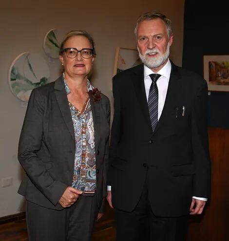 Bárbara Krause y el embajador de Alemania Holger M. Schert.