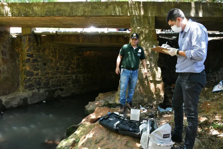 Técnicos del Ministerio del Ambiente realizaron una verificación en el Arroyo Mburicao.