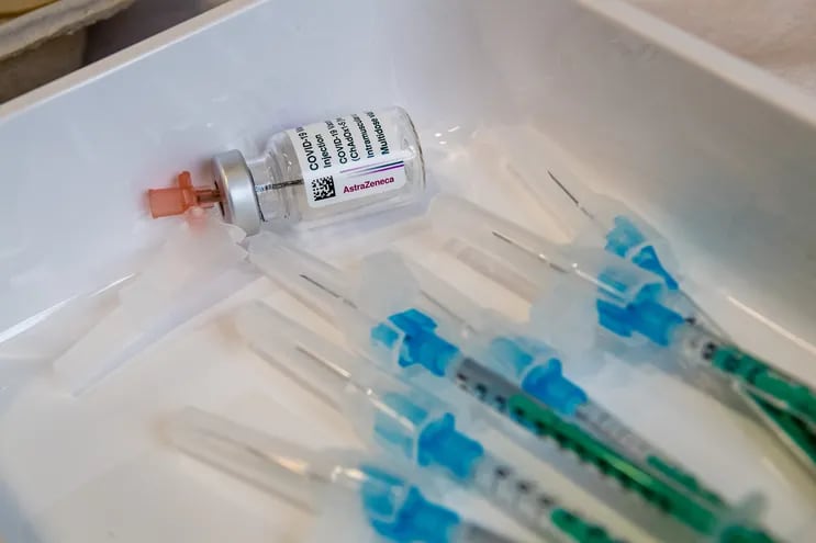 Un frasco vacío de la vacuna AstraZeneca Covid-19 y algunas jeringas se ven en una bandeja en el hospital universitario de Halle / Saale, en el este de Alemania, el 12 de febrero de 2021, al inicio de la inoculación con la vacuna en el hospital.