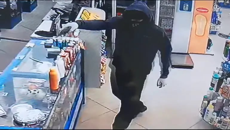 Captura de video de un intento de asalto a una farmacia en San Antonio.