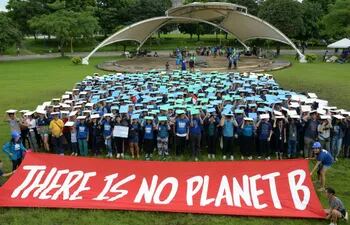 Un grupo de manifestantes con una pancarta 'No hay planeta B' el 20 de septiembre en el campus de Manila de la Universidad de Filipinas.