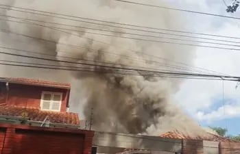 El incendio se registró una vivienda del barrio Boquerón de Ciudad del Este.
