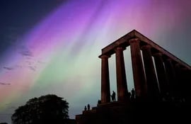 Esta fotografía muestra la aurora boreal durante una tormenta solar sobre el Monumento Nacional de Escocia en Edimburgo.