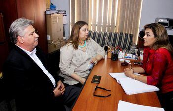 La fiscala Stella Mary Cano expone ante los concejales Orlando Fiorotto y Rossana Rolón, sobre la investigación.