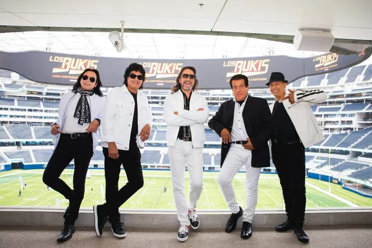 El cantante Marco Antonio Solís (c) junto a los integrantes de la banda "Los Bukis" durante la presentación de la gira "Una historia cantada" el 14 de junio de 2021, en el SoFi Stadium en Inglewood, California (EE.UU.).