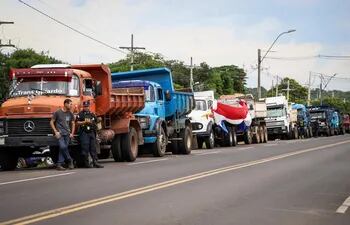 Camioneros se manifiestan este jueves, en la ciudad de Limpio contra el proyecto de ley que pretende penalizar el cierre de rutas como método de protestas. EFE/Nathalia Aguilar