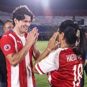 Nelson Haedo Valdez recibiendo la bendición de su madre, doña Sivlia, en su partido de despedida del fútbol profesional.