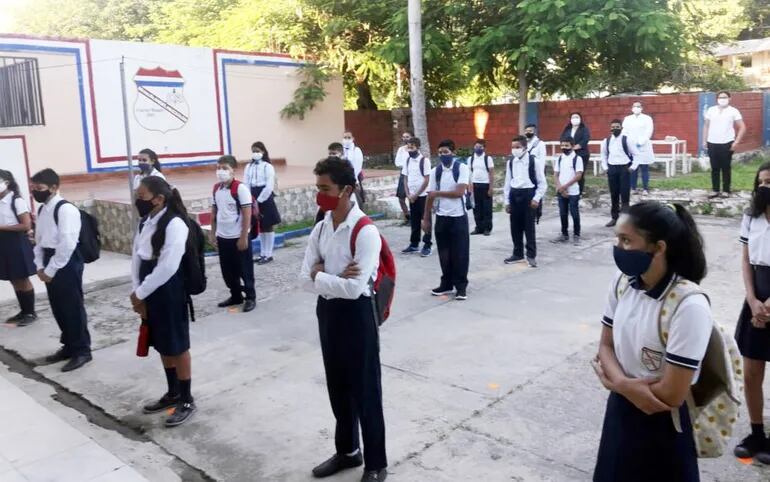 Colegio Ángel Muzzolón, de Fuerte Olimpo, el primer día de clases presenciales el 2 de marzo, luego de un año de encierro. El ministro Brunetti dijo que quiere un “ejército” de  alumnos educadores.
