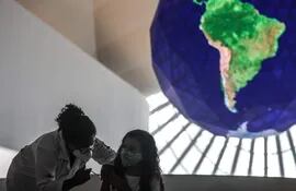 Una niña recibe una vacuna contra el covid-19, en el Museo del Mañana, en Brasil. Perú es otro de los países de la región que comenzó a inmunizar a los infantes.