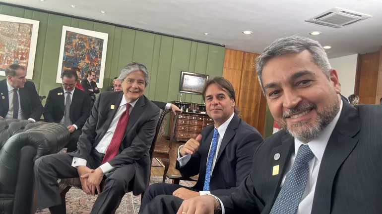 El presidente de la República, Mario Abdo Benítez, con su homólogo uruguayo Luis Lacalle Pou y el mandatario de Ecuador, Guillermo Lasso.