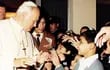 el-papa-juan-pablo-ii-saluda-a-un-grupo-de-ninos-durante-la-visita-que-realizo-al-paraguay--202405000000-1712696.jpg