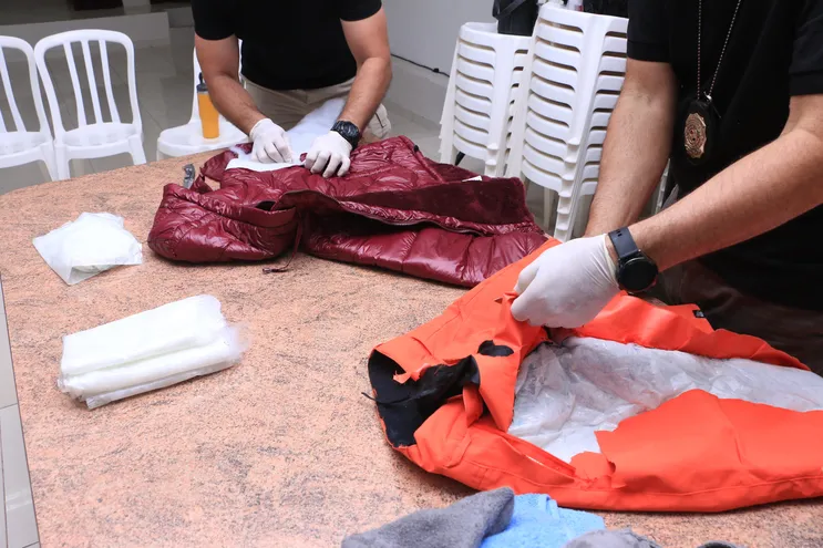 La Senad detectó cocaína en gel dentro de prendas en una encomienda con destino a Londres.