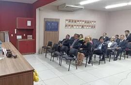 La presentación de la nueva unidad se realizó en la sede Ciudad del Este de la Interpol. Se dirige al público el comisario principal Carlos Alberto Duré, titular de la dependencia.