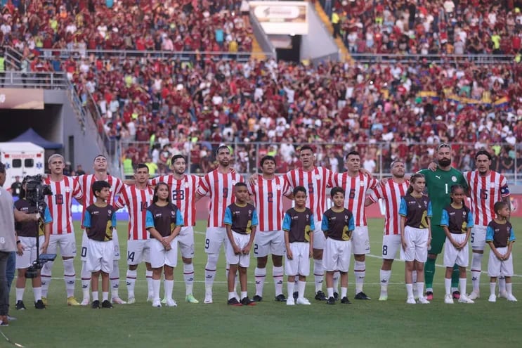 Los jugadores de la selección paraguaya durante la entonación del himno nacional en la previa del partido contra Venezuela por la segunda fecha de las Eliminatorias Sudamericanas al Mundial 2026 en el estadio Monumental de Maturín.