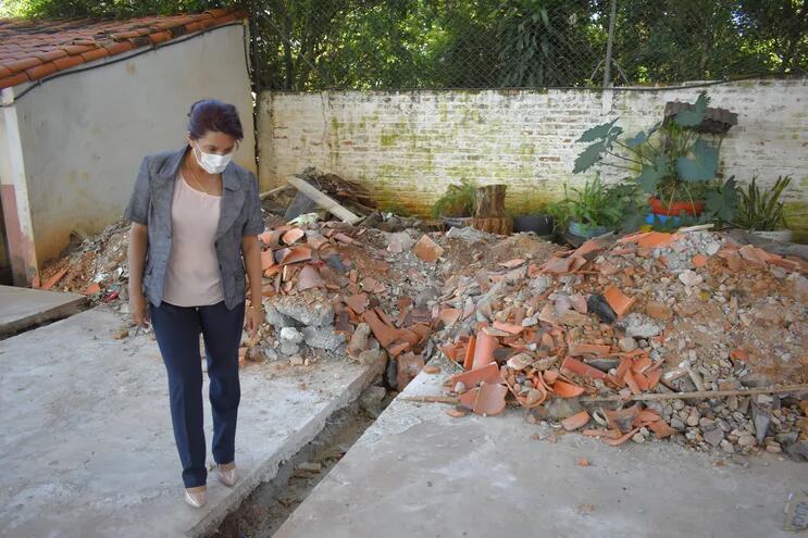 Directora de la Escuela Manuel Ortiz Guerrero de Villarrica, Lic. Norma Vera de Pereira, señalando los restos de escombros que quedó en el predio de la institución.
