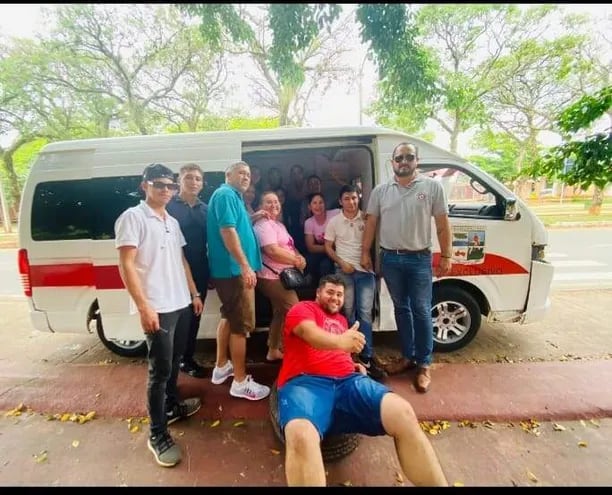 La delegación de Nueva Italia que viajó a la ciudad de Choré el fin de semana posa al costado del móvil, que según la denuncia es una ambulancia. El primero de la derecha es el jefe comunal, Alcides Gamarra (ANR).
