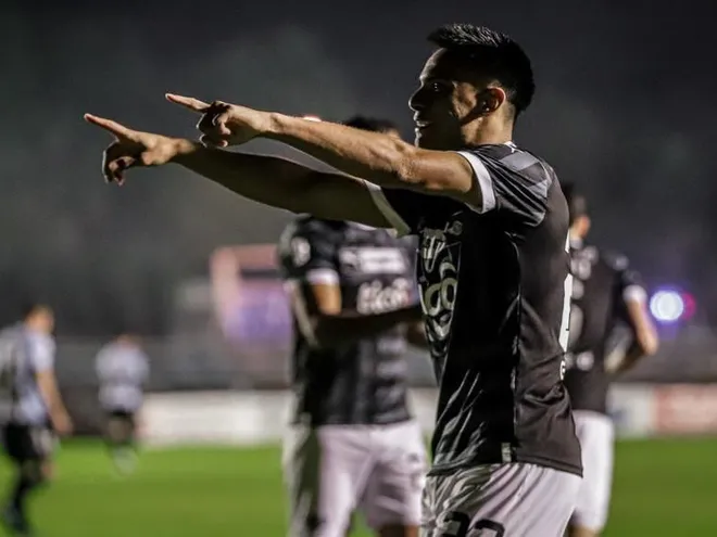 Diego Gómez, futbolista de Libertad, celebra el tanto que anotó contra Guaireña por la jornada 18 del torneo Apertura 2023 del fútbol paraguayo en el estadio Parque del Guairá, en Villarrica.