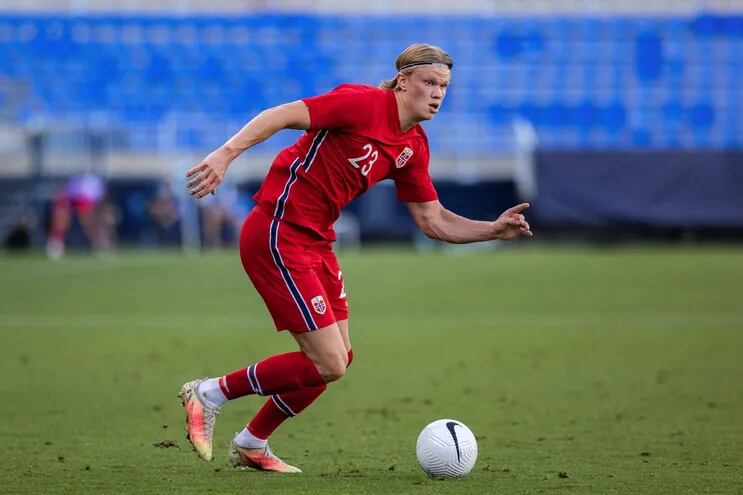 El delantero de Noruega Erling Haaland durante el partido amistoso ante Luxemburgo disputado este miércoles en el estadio de la Rosaleda en Málaga .